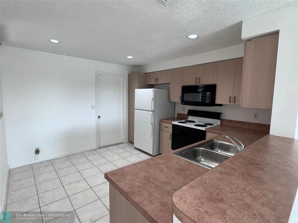 For Rent: $2,600 (2 beds, 2 baths, 1131 Square Feet)