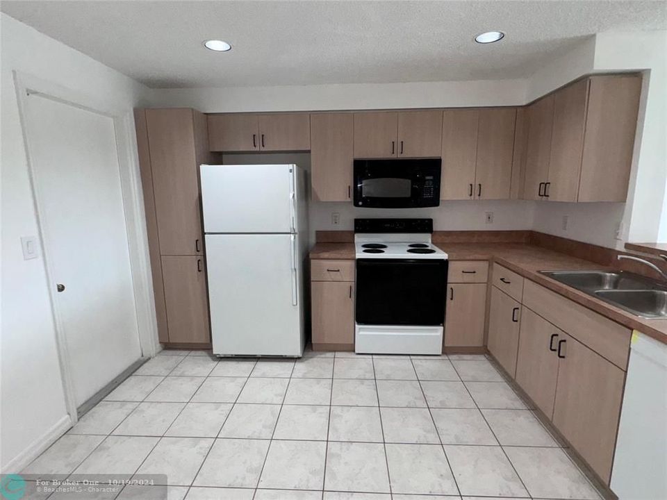 For Rent: $2,600 (2 beds, 2 baths, 1131 Square Feet)