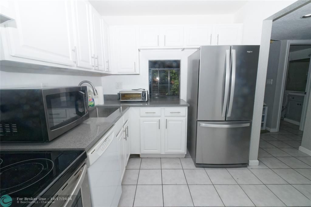 For Sale: $170,000 (2 beds, 2 baths, 1000 Square Feet)