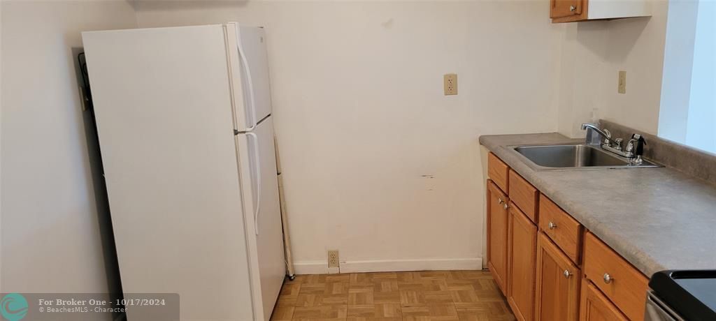 For Sale: $225,000 (1 beds, 1 baths, 828 Square Feet)