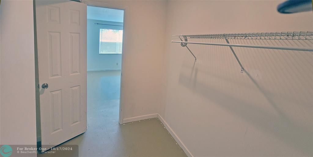 For Sale: $225,000 (1 beds, 1 baths, 828 Square Feet)