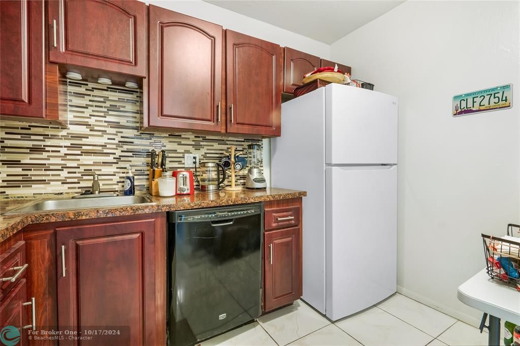 For Sale: $160,000 (2 beds, 2 baths, 972 Square Feet)