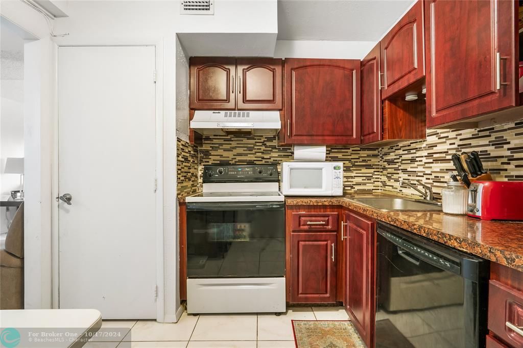 For Sale: $160,000 (2 beds, 2 baths, 972 Square Feet)