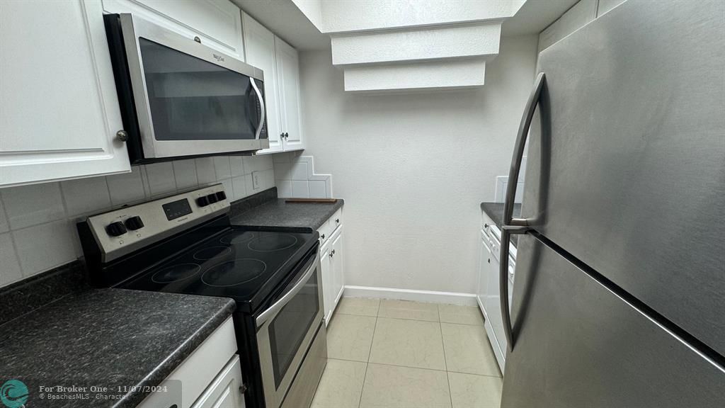 For Rent: $2,000 (2 beds, 1 baths, 940 Square Feet)