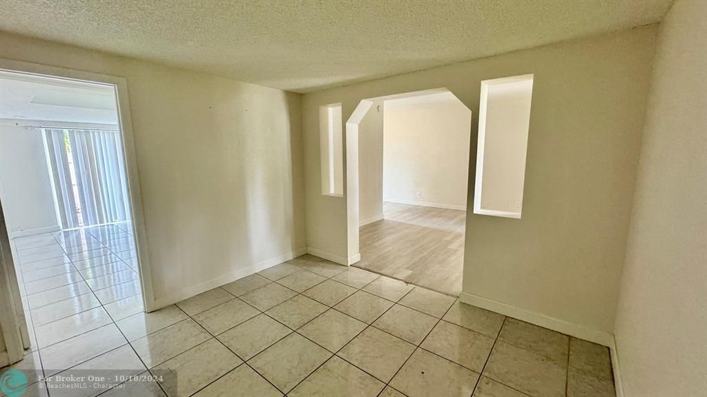 For Rent: $2,000 (2 beds, 1 baths, 940 Square Feet)