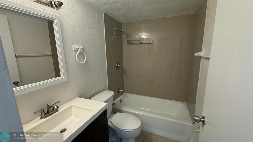 For Rent: $2,000 (2 beds, 1 baths, 940 Square Feet)