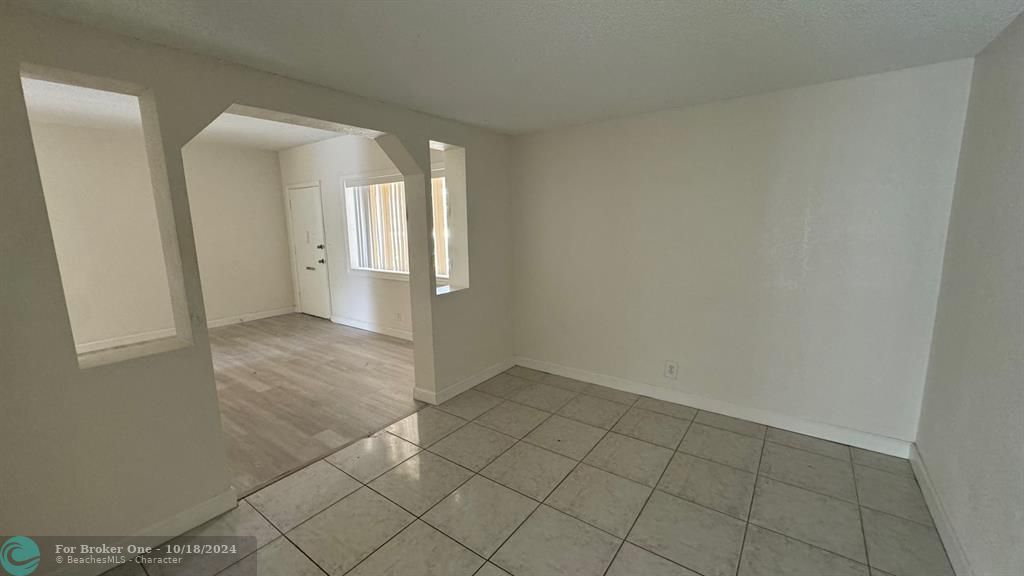 For Rent: $2,000 (2 beds, 1 baths, 940 Square Feet)