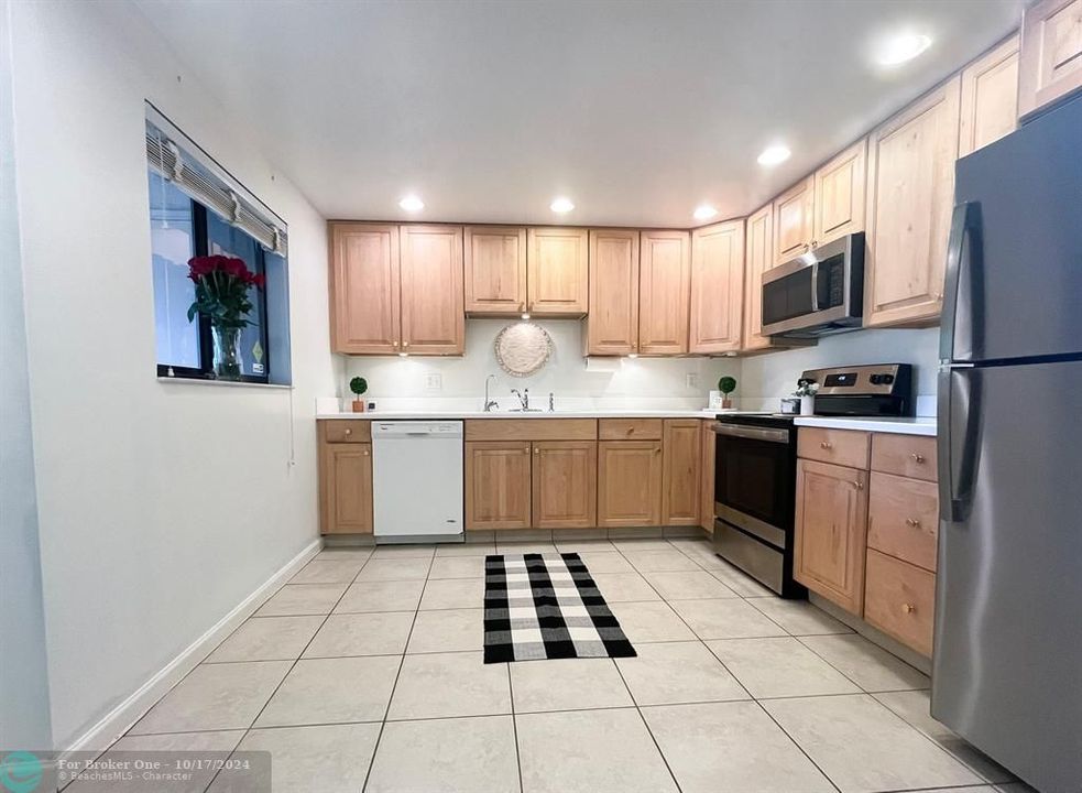 For Sale: $350,000 (2 beds, 2 baths, 1100 Square Feet)