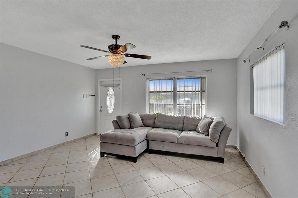 For Sale: $315,999 (2 beds, 2 baths, 1062 Square Feet)