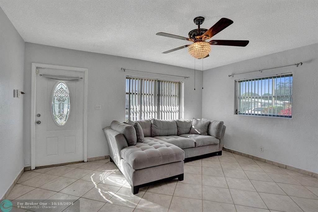 For Sale: $315,999 (2 beds, 2 baths, 1062 Square Feet)