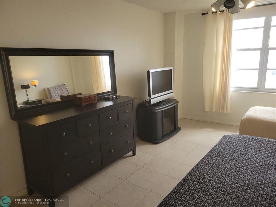 For Sale: $395,000 (1 beds, 1 baths, 886 Square Feet)