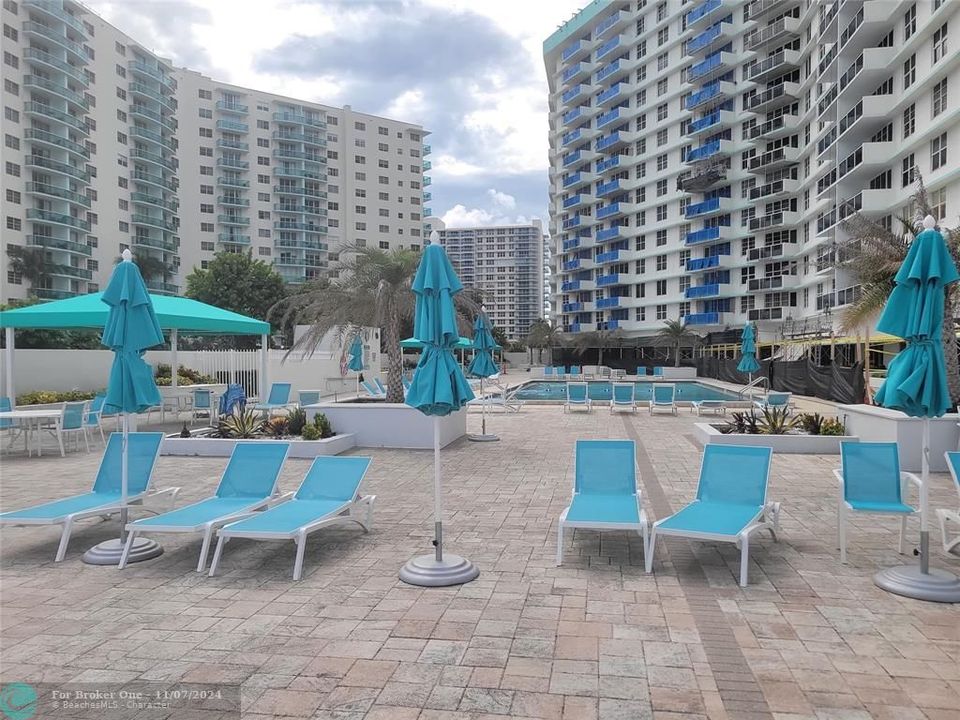 For Sale: $395,000 (1 beds, 1 baths, 886 Square Feet)