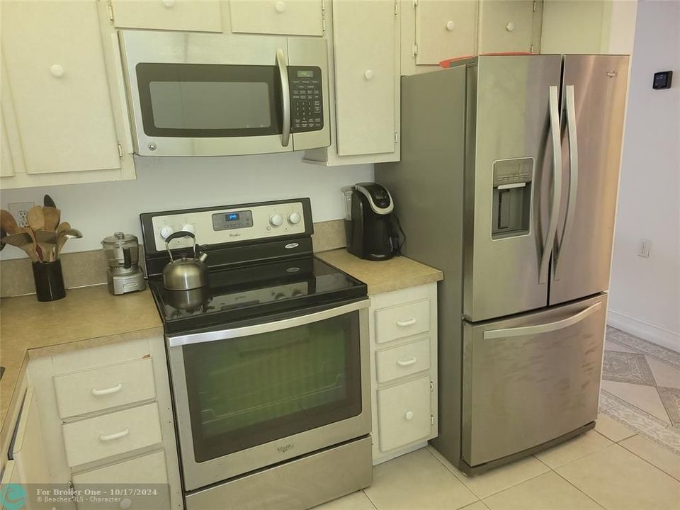 For Sale: $395,000 (1 beds, 1 baths, 886 Square Feet)