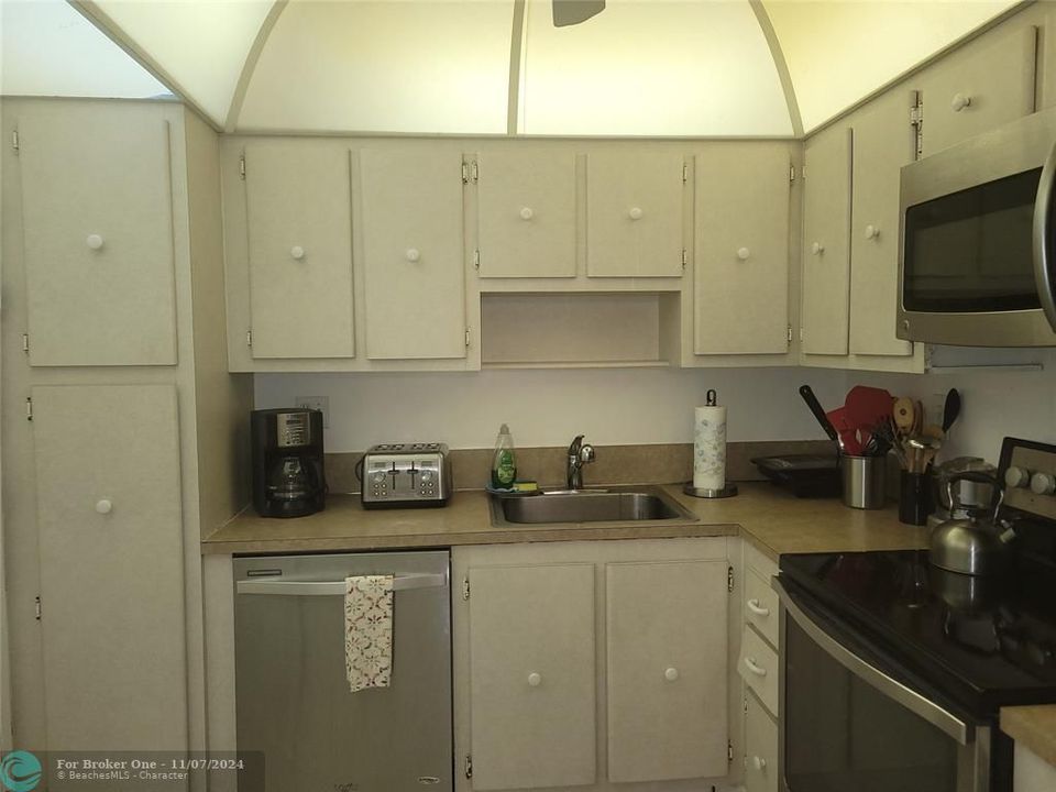 For Sale: $395,000 (1 beds, 1 baths, 886 Square Feet)