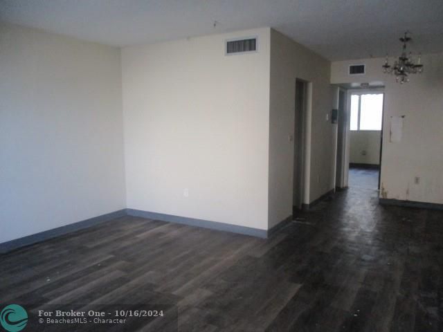 For Sale: $191,000 (1 beds, 1 baths, 695 Square Feet)