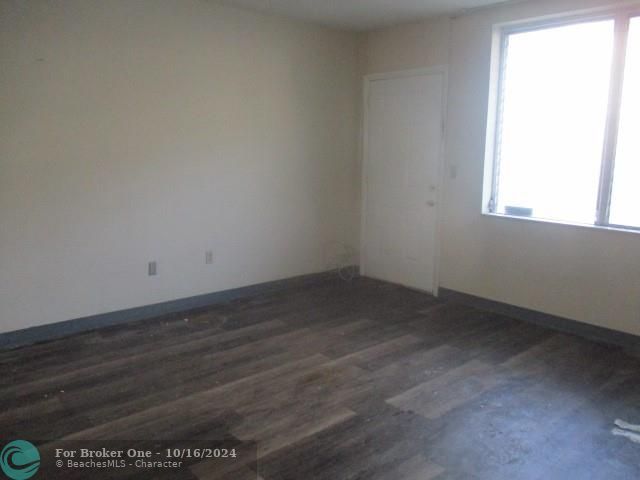 For Sale: $191,000 (1 beds, 1 baths, 695 Square Feet)