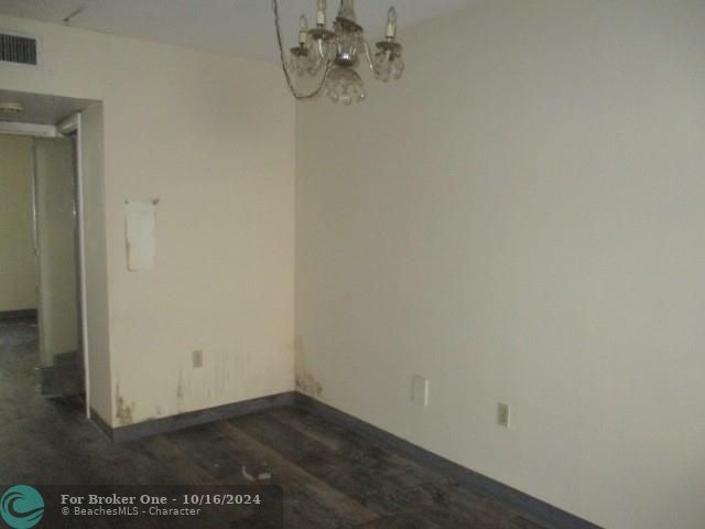 For Sale: $191,000 (1 beds, 1 baths, 695 Square Feet)