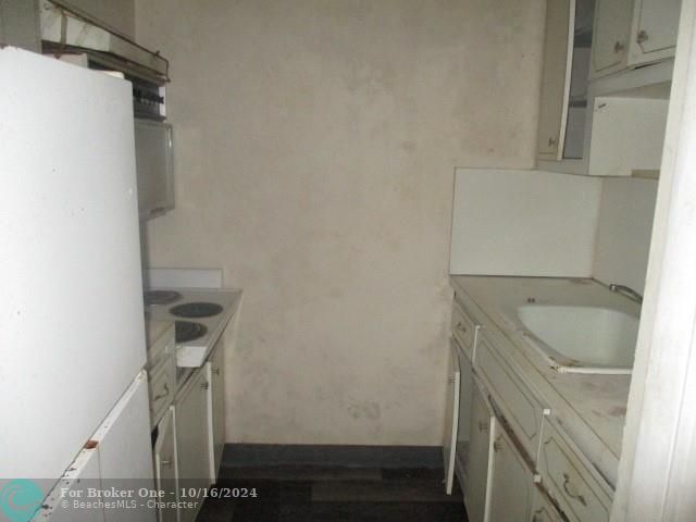 For Sale: $191,000 (1 beds, 1 baths, 695 Square Feet)