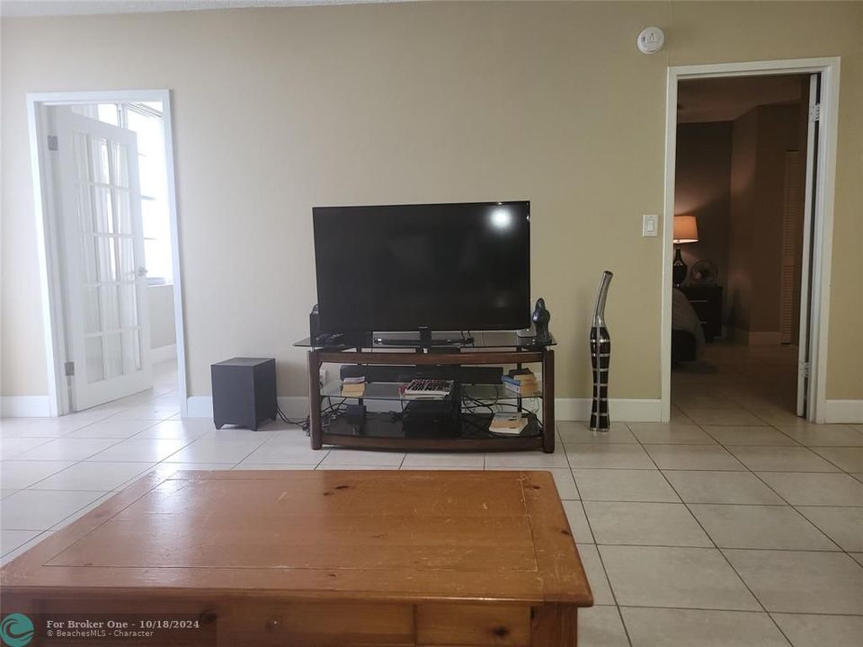 For Rent: $2,600 (1 beds, 1 baths, 886 Square Feet)