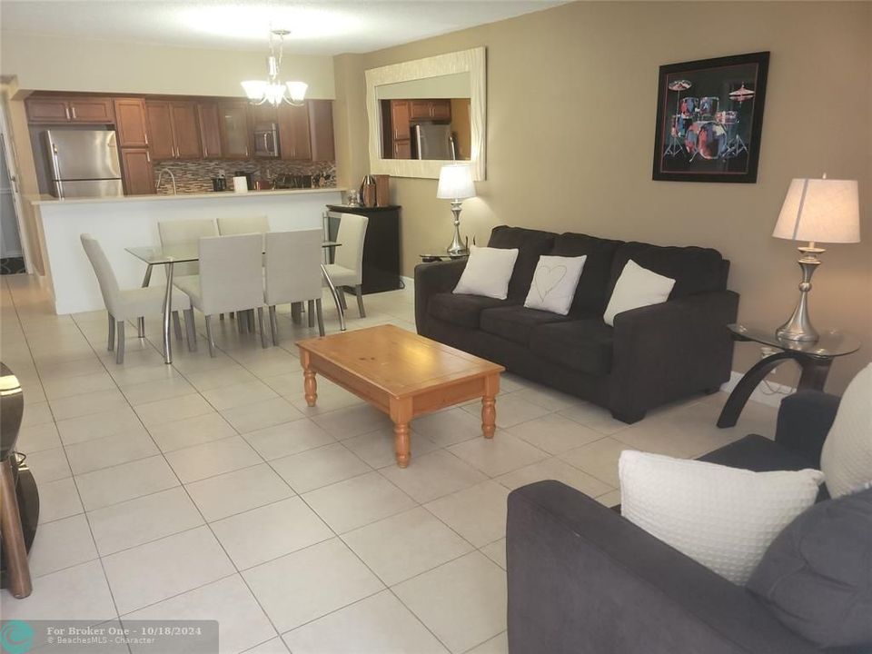 For Rent: $2,600 (1 beds, 1 baths, 886 Square Feet)