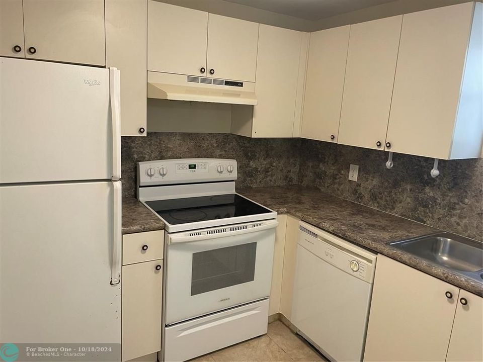 For Rent: $2,200 (2 beds, 2 baths, 1252 Square Feet)