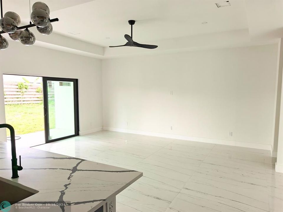 En Venta: $729,000 (3 camas, 2 baños, 2406 Pies cuadrados)