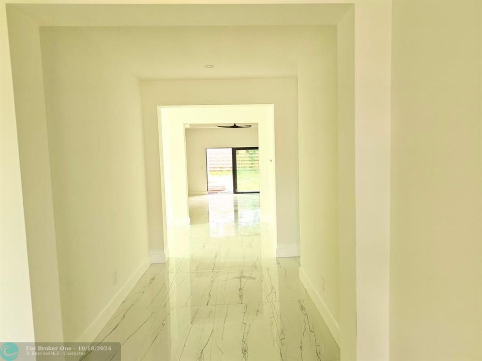 En Venta: $729,000 (3 camas, 2 baños, 2406 Pies cuadrados)