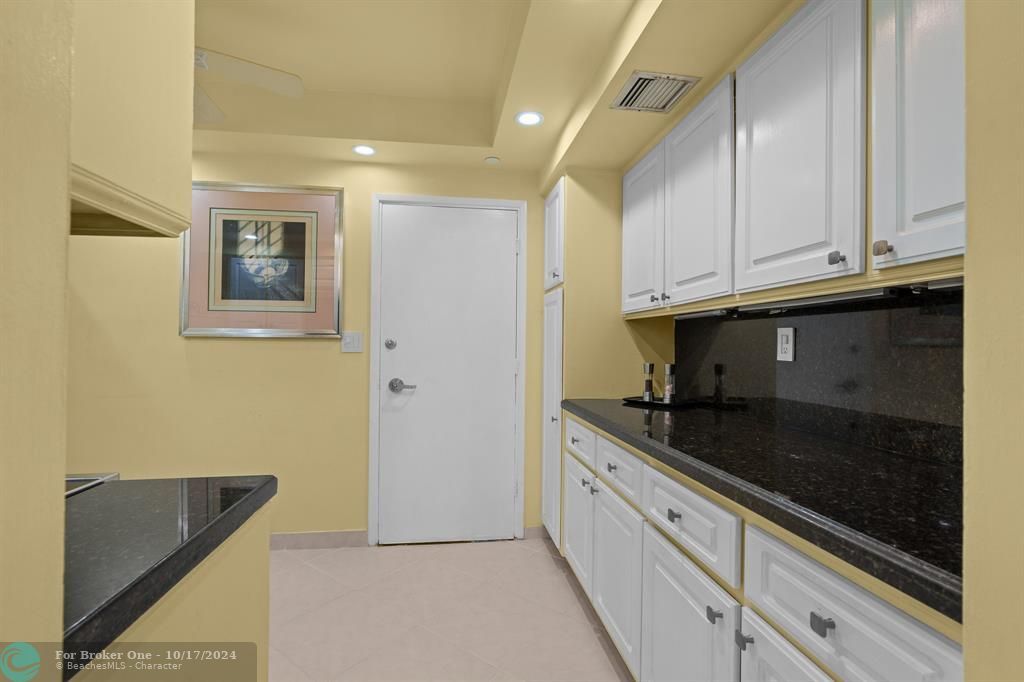 For Sale: $220,000 (1 beds, 1 baths, 800 Square Feet)