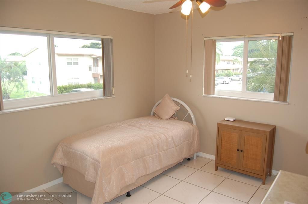 For Sale: $150,000 (2 beds, 2 baths, 990 Square Feet)