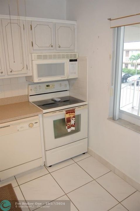 For Sale: $150,000 (2 beds, 2 baths, 990 Square Feet)