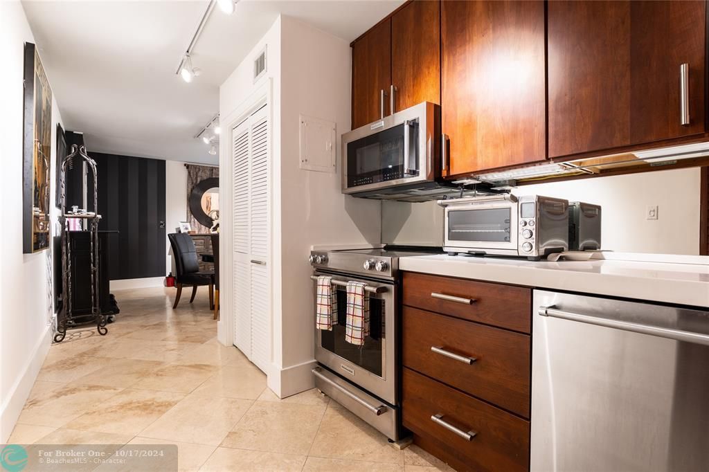 For Sale: $278,000 (1 beds, 1 baths, 850 Square Feet)