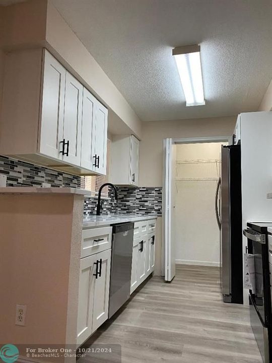 For Sale: $229,000 (1 beds, 1 baths, 980 Square Feet)