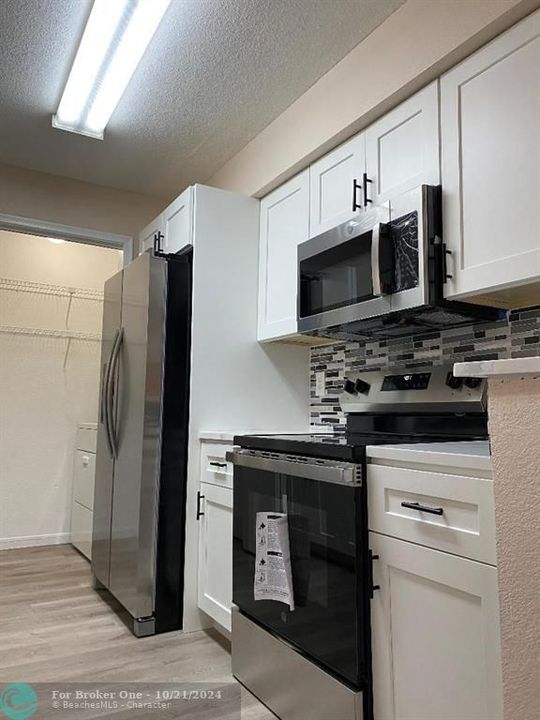 For Sale: $229,000 (1 beds, 1 baths, 980 Square Feet)