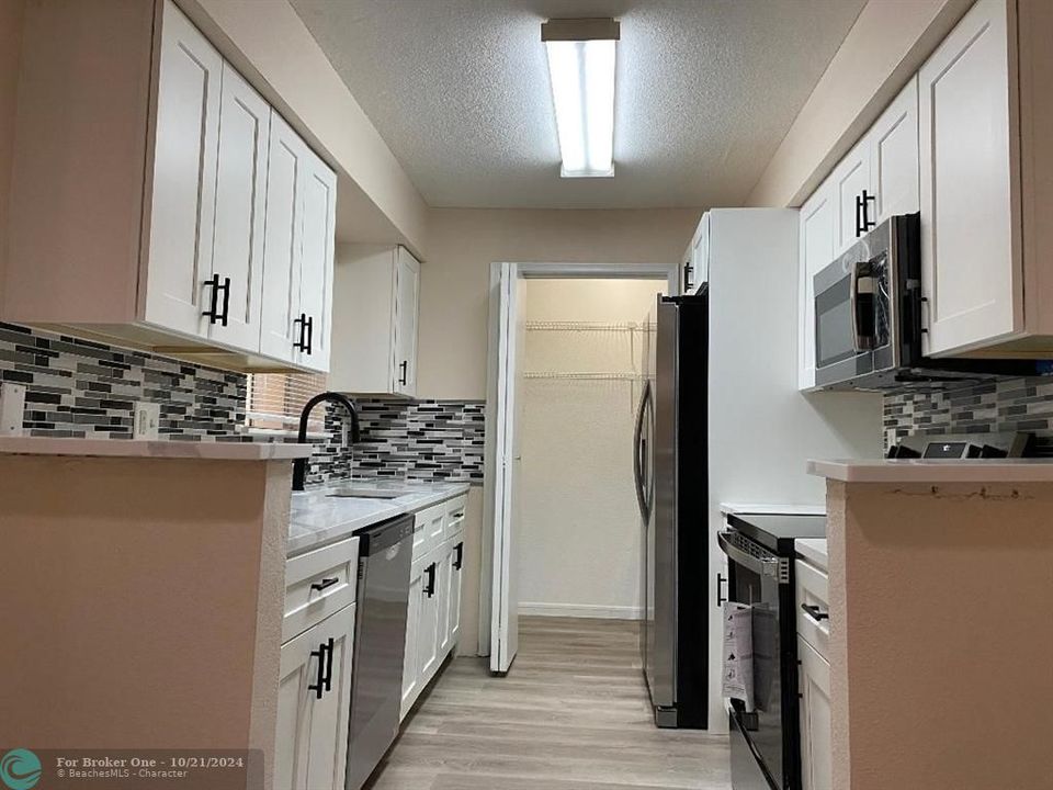 For Sale: $229,000 (1 beds, 1 baths, 980 Square Feet)