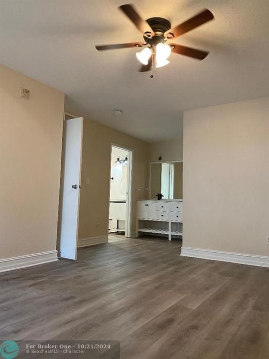 For Sale: $229,000 (1 beds, 1 baths, 980 Square Feet)