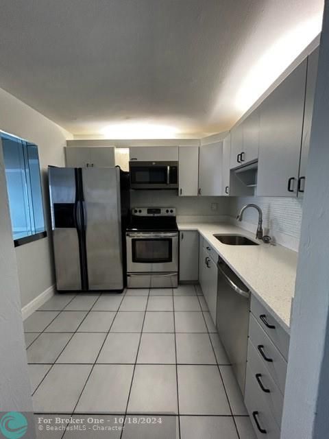 For Rent: $2,100 (2 beds, 2 baths, 918 Square Feet)