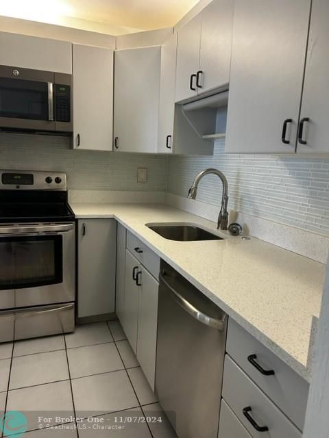 For Rent: $2,100 (2 beds, 2 baths, 918 Square Feet)