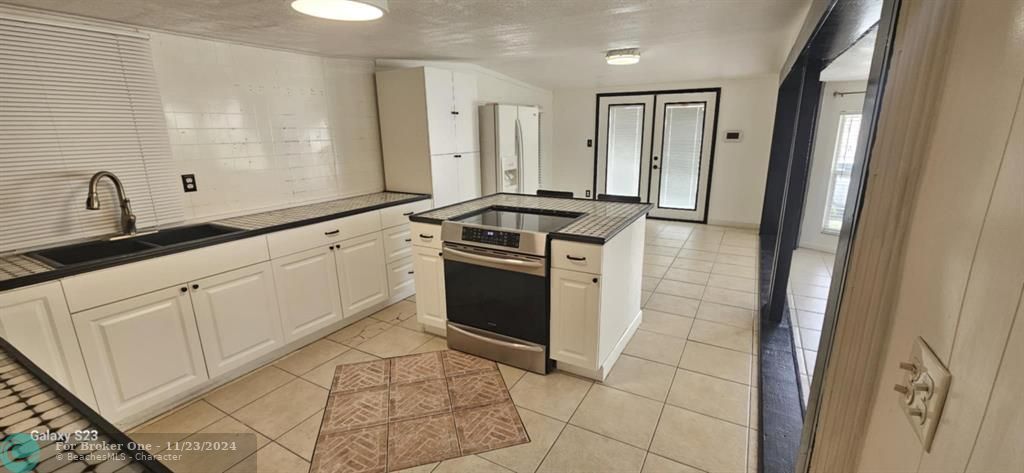 For Rent: $2,300 (2 beds, 2 baths, 936 Square Feet)