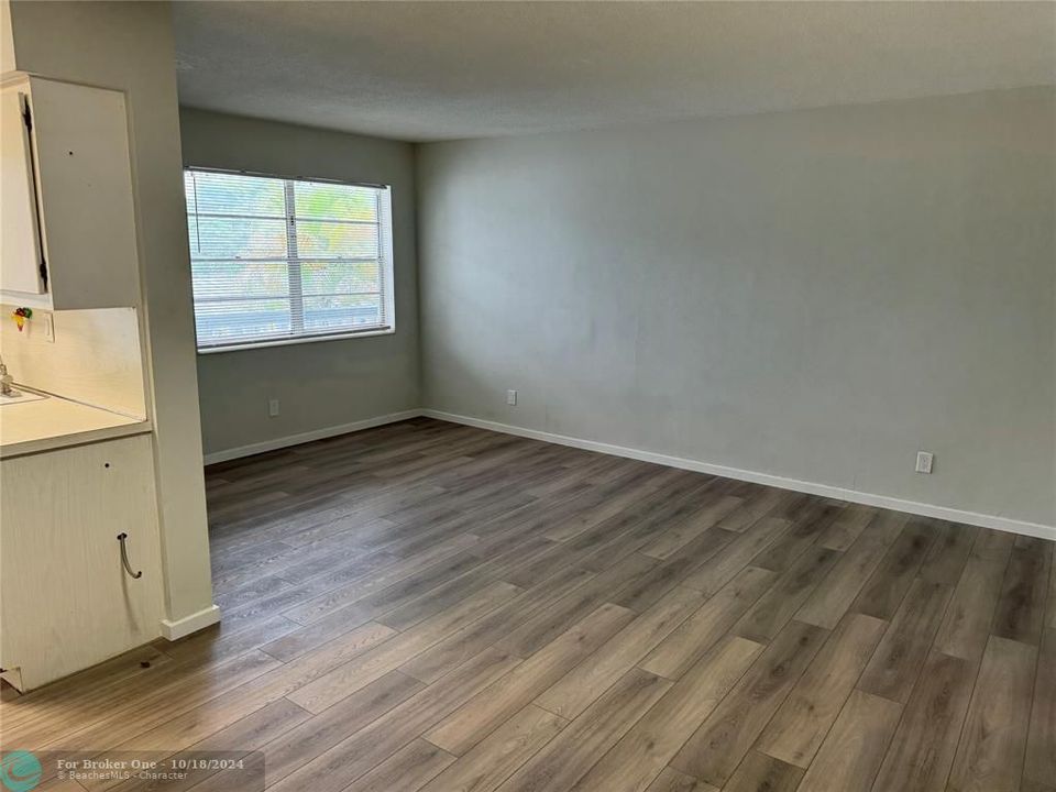 For Rent: $1,800 (2 beds, 1 baths, 6650 Square Feet)