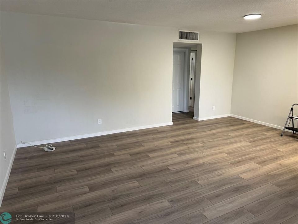 For Rent: $1,800 (2 beds, 1 baths, 6650 Square Feet)