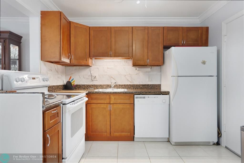 For Sale: $124,900 (1 beds, 1 baths, 920 Square Feet)