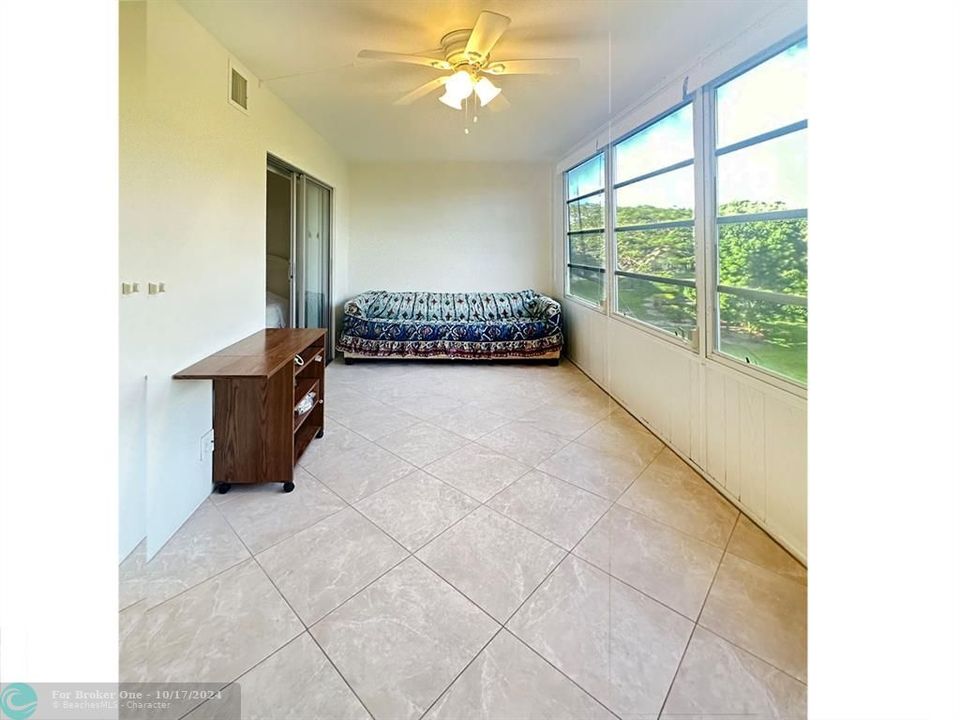 For Sale: $189,900 (2 beds, 1 baths, 828 Square Feet)