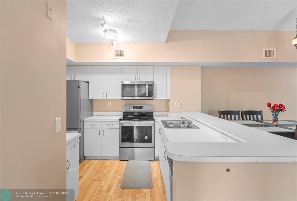 For Rent: $2,300 (2 beds, 2 baths, 1112 Square Feet)