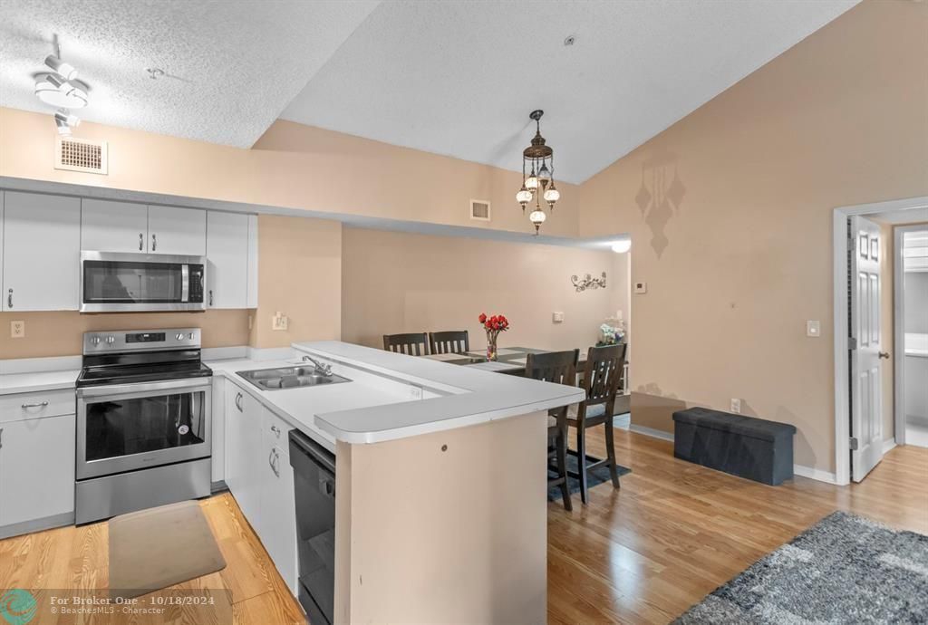 For Rent: $2,300 (2 beds, 2 baths, 1112 Square Feet)