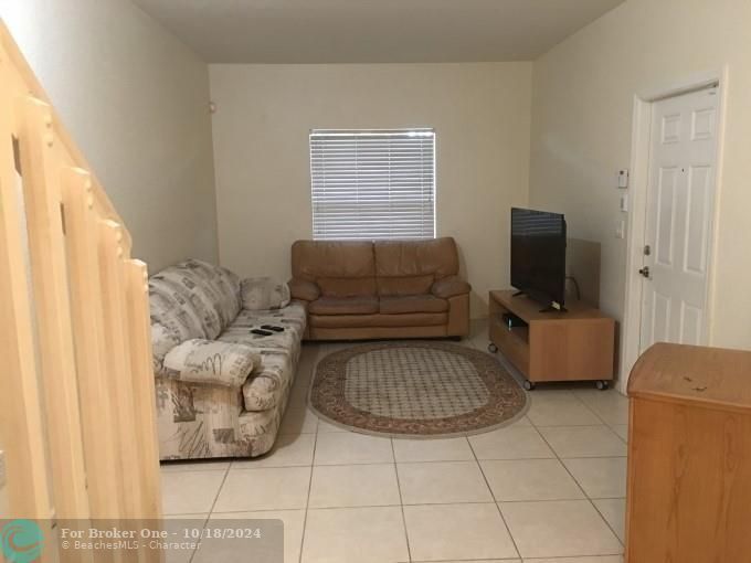 For Rent: $2,700 (3 beds, 3 baths, 1262 Square Feet)