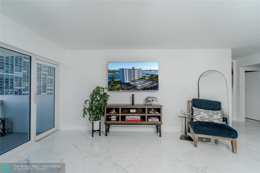 For Sale: $465,000 (1 beds, 1 baths, 900 Square Feet)