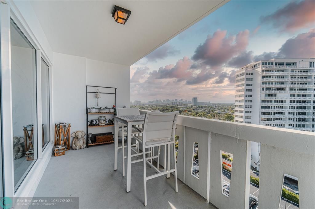 For Sale: $465,000 (1 beds, 1 baths, 900 Square Feet)