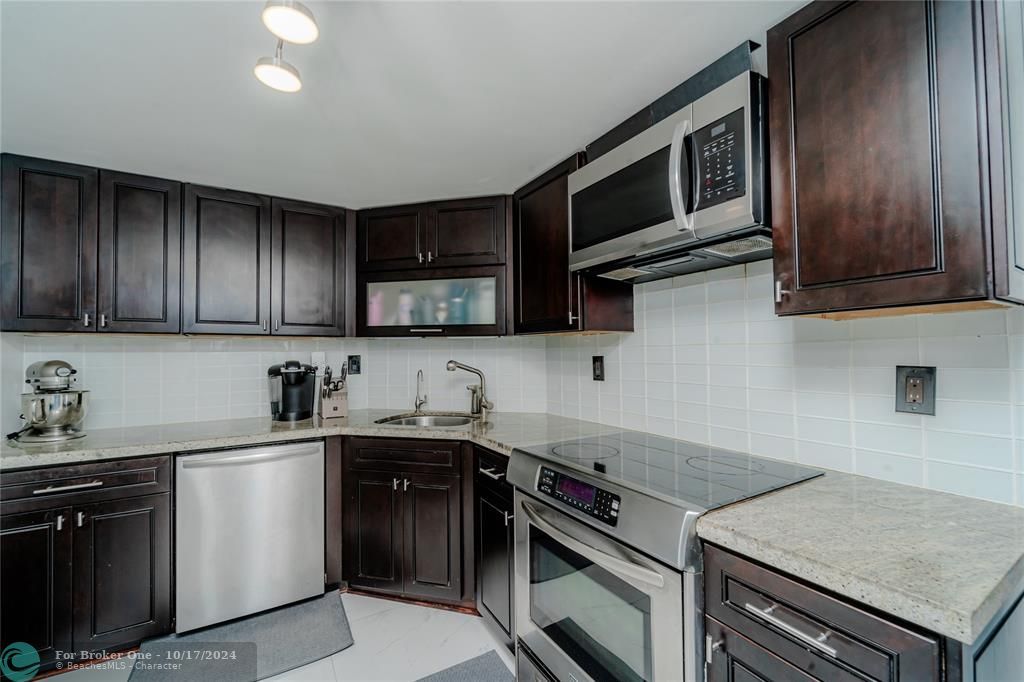 For Sale: $465,000 (1 beds, 1 baths, 900 Square Feet)