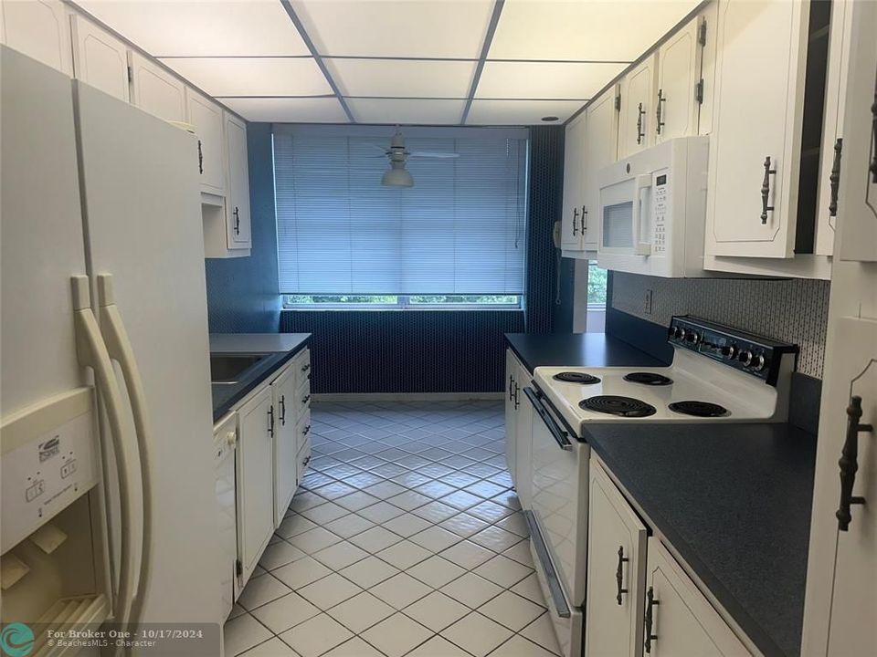 For Sale: $165,000 (2 beds, 2 baths, 1320 Square Feet)