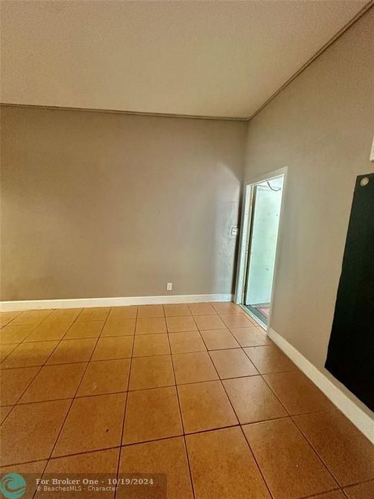 For Rent: $1,725 (2 beds, 1 baths, 4593 Square Feet)